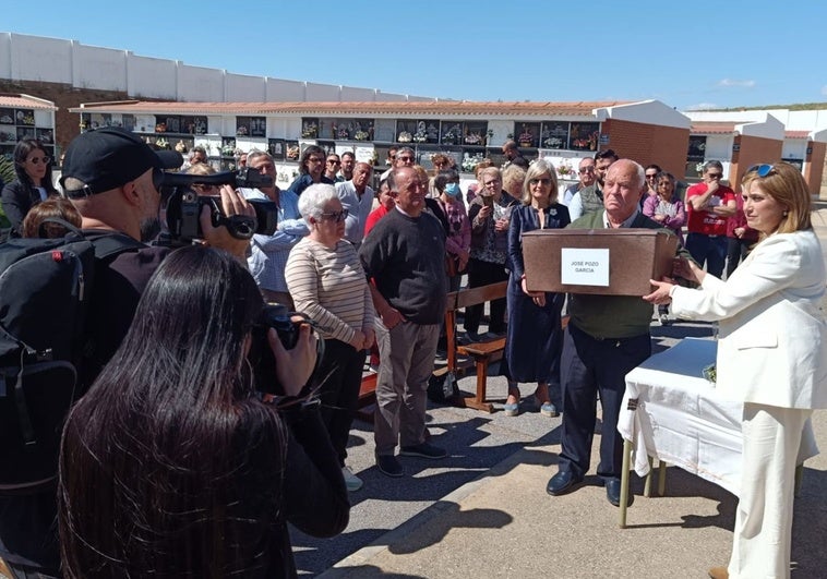 Los restos de José Pozo viajan del cementerio de Orduña al de Aceuchal para descansar junto a los de su hijo