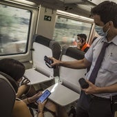 Viajeros en el interior de un tren Alvia de la línea Madrid-Extremadura.