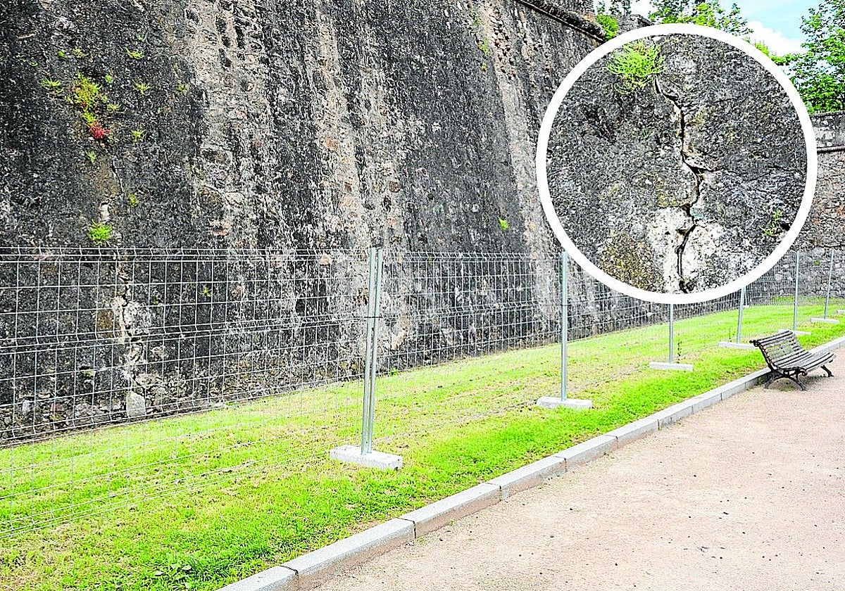 La zona vallada en el parque de los Sitios por riesgo de desprendimiento. En la imagen pequeña, un detalle de la misma.