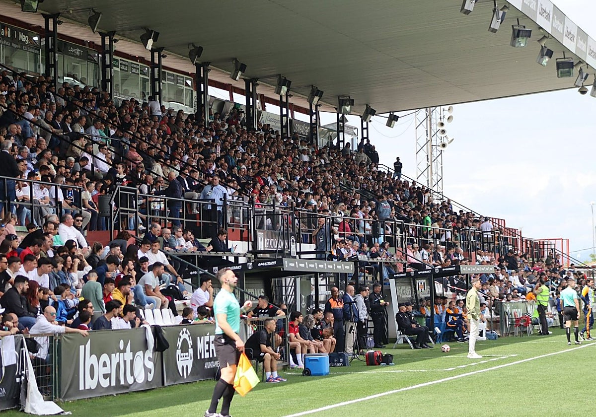 La afición emeritense está entusiasmada con su equipo.