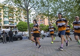 Miembros del club 'Crazyrunners', este martes en la avenida de Alemania de Cáceres en una de sus quedadas periódicas para correr.
