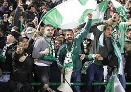 La afición del Cacereño confía en la remontada.