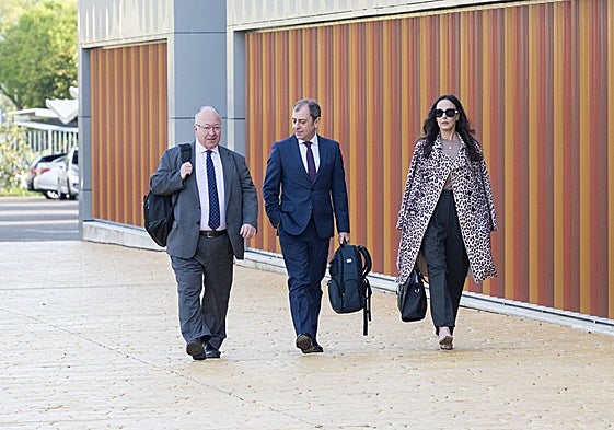 Las acusaciones piden cárcel  para tres funcionarios y otros dos políticos por el contrato de David Sánchez y su colaborador