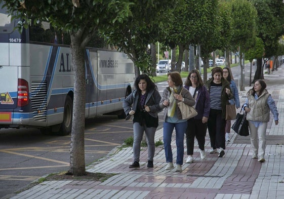 Funcionarios llegan a Mérida a primera hora de la mañana en autobús desde otros puntos de la región.