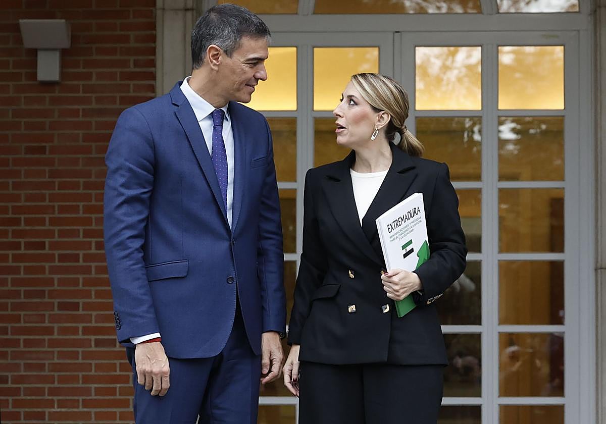 El presidente del Gobierno, Pedro Sánchez, y la presidenta extremeña, María Guardiola.