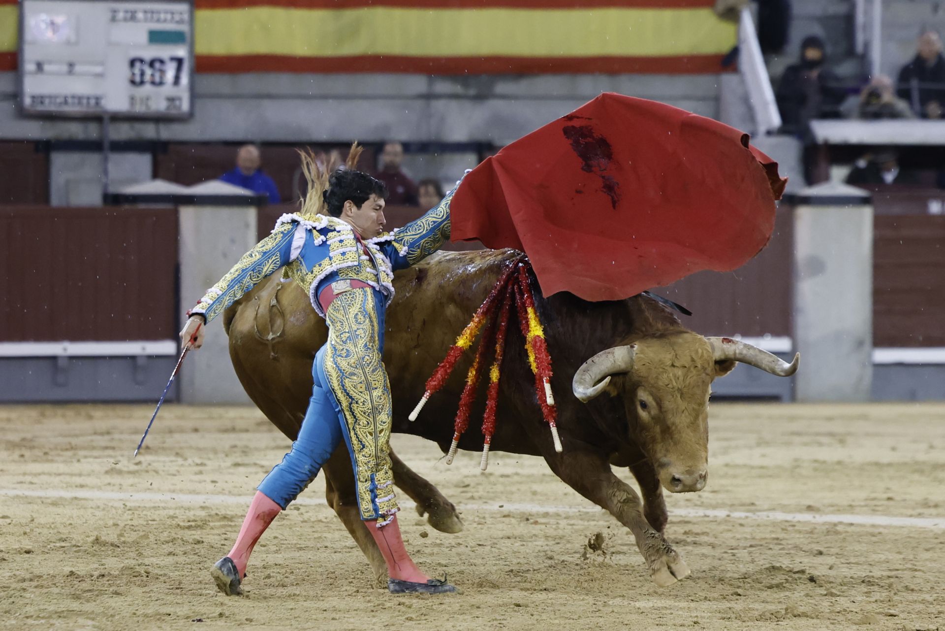 El diestro mexicano Isaac Fonseca en la lidia de uno de sus astados durante el quinto festejo de la Feria de San Isidro 2025 celebrada en la plaza de toros de Las Ventas, en Madrid.