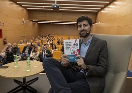 El nefrólogo Borja Quiroga en la presentación de su libro ayer en el Aula Cultural HOY.