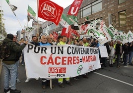 Trabajadores de Canal de Isabel II durante una protesta ante la sede de la empresa en Cáceres.