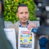 El portavoz de Vox, Óscar Fernández, muestra el cartel del taller.