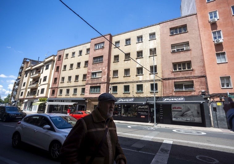 Ponen en venta por seis millones un bloque de 30 viviendas en la calle Gil Cordero de Cáceres