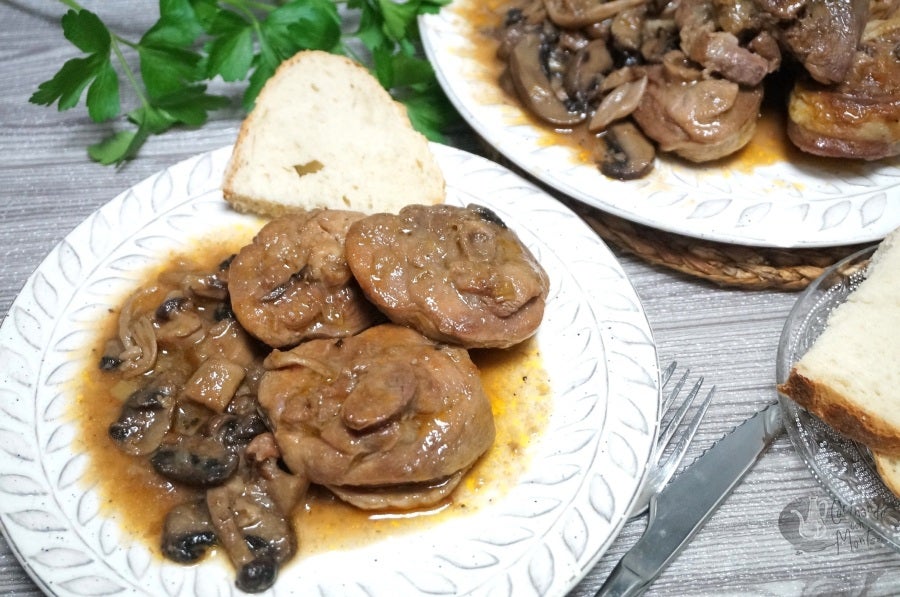 Plato de osobuco de pavo con salsa al vino tinto