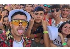 Bad Bunny toma un selfie con el público durante su concierto en Puebla de la Calzada en 2018.