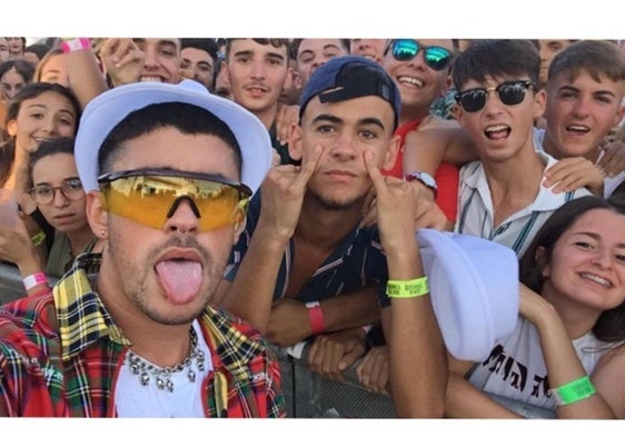 Bad Bunny toma un selfie con el público durante su concierto en Puebla de la Calzada en 2018.