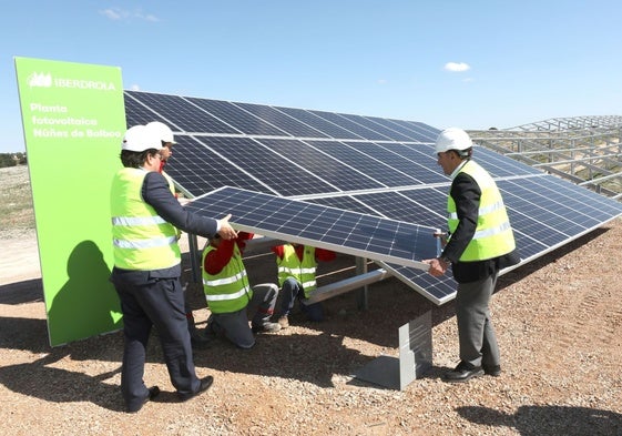 Acto de colocación en 2019 de las primeras placas solares de la fotovoltaica Núñez de Balboa, la segunda mayor de Europa, entre Usagre e Hinojosa.