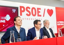 Miguel Ángel Gallardo flanqueado este viernes por Vara e Ibarra en una imagen del PSOE.