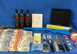 Sustancias estupefacientes, dinero y material intervenidos por la Policía.