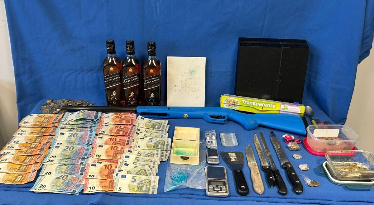 Sustancias estupefacientes, dinero y material intervenidos por la Policía.