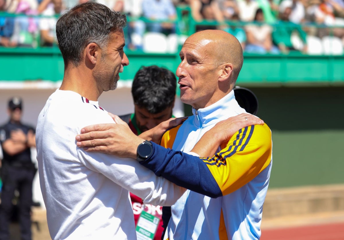Saludo entre entrenadores en el partido de ida.
