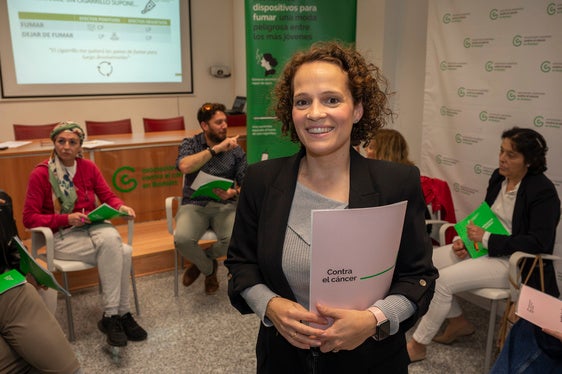 La psicóloga Anabel Bustamante en una de las sesiones de deshabituación tabáquica.