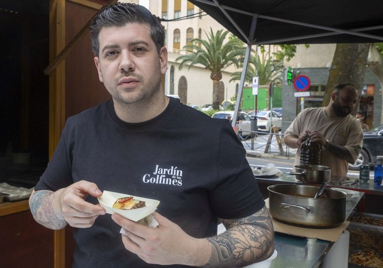 El cocinero Miguel Lobato sostiene la tapa que ha conseguido el tercer premio.
