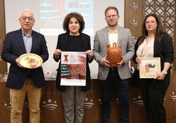 Antonio Fialho (Reguengos), junto a la diputada María López, Abel Caro, alcalde de Salvatierra, y Sandra Pérez, teniente de alcalde salvaterreña, esta mañana en la Diputación de Badajoz.