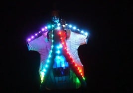 Jorge García tras saltar del avión esta semana con su traje de alas iluminado.