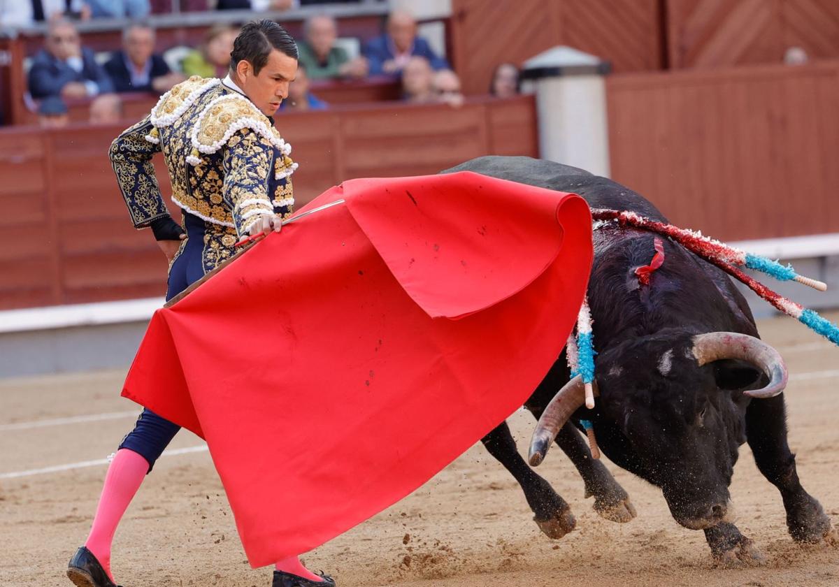 El diestro José María Manzanares en el festejo taurino de la Feria de San Isidro celebrado este viernes en la Monumental de Las Ventas, en Madrid.