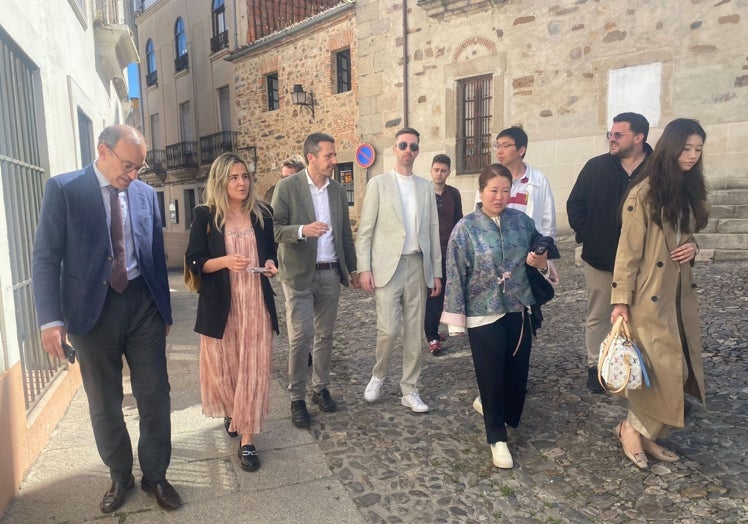 El alcalde de Cáceres, Rafael Mateos, y el secretario general de Economía de la Junta, Víctor Píriz, con representantes de la empresa LUM este viernes.