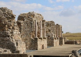 Frente escénico del Teatro Romano de Regina, en Casas de Reina, al sureste regional.