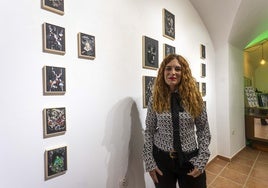 Yolanda Relinque junto a las obras de la exposición 'De la Aurora II' en La Sindicalista.