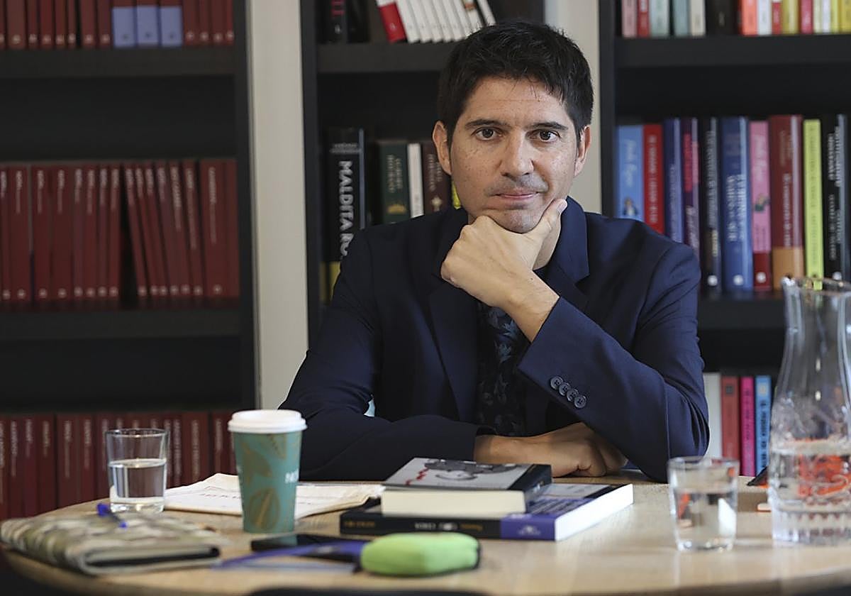 Paco Cerdá junto a un ejemplar de su libro.