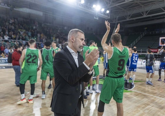 El técnico Adriá Alonso aplaude a su público en el Multiusos.