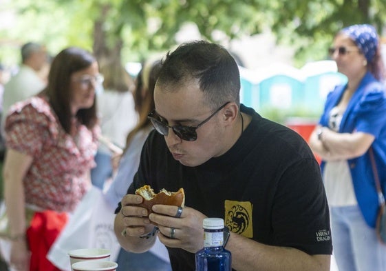 Un asistente a Extregusta saborea este sábado una de las hamburguesas de la feria.