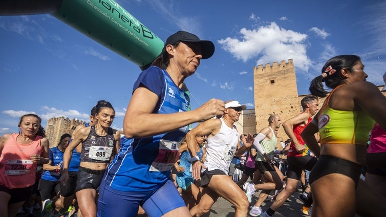 Momento de la salida de la carrera desde la Plaza Mayor de Cáceres.