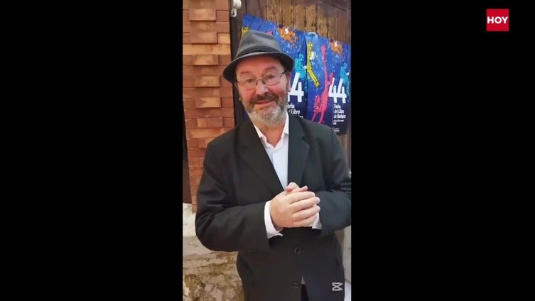 Leonardo Dantés canta por Rafael Alberti en la presentación de 'Generación 2017' en la Feria del Libro de Badajoz