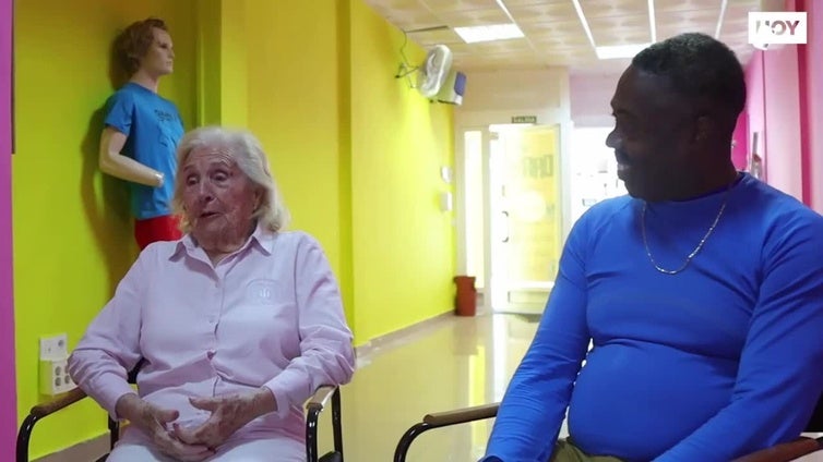 Mercedes baila merengue, salsa y bachata con 93 años