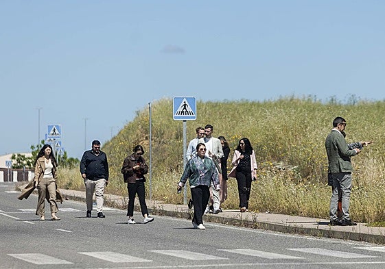 Representantes de la empresa LUM durante su visita este viernes a los terrenos de La Mejostilla.