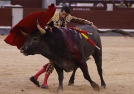 El diestro Emilio de Justo en el festejo taurino de este domingo en la Monumental de Las Ventas, en Madrid.