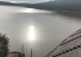 Agua acumulada en la presa de Cornalvo.