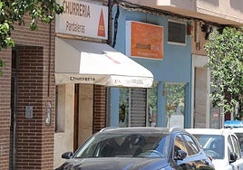 Patrulla de la Policía Nacional en la puerta de la churrería en la que ha tenido lugar el suceso.