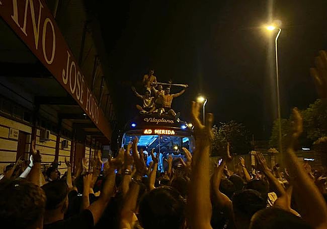 La llegada del bus al Romano ya de madrugada, con cientos de aficionados esperándolos.