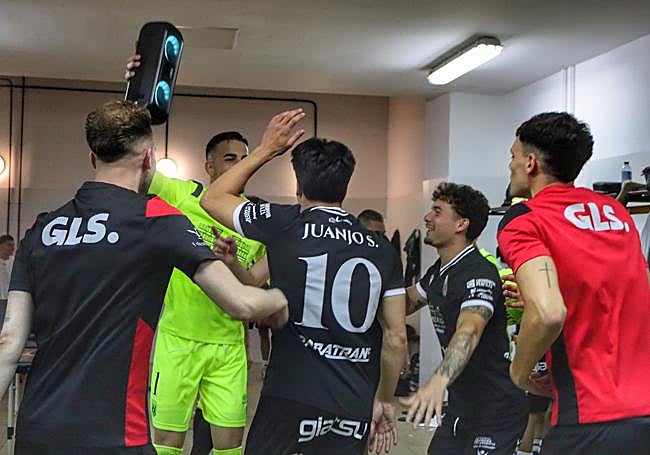 Los jugadores del Mérida celebrando la clasificación en el vestuario.