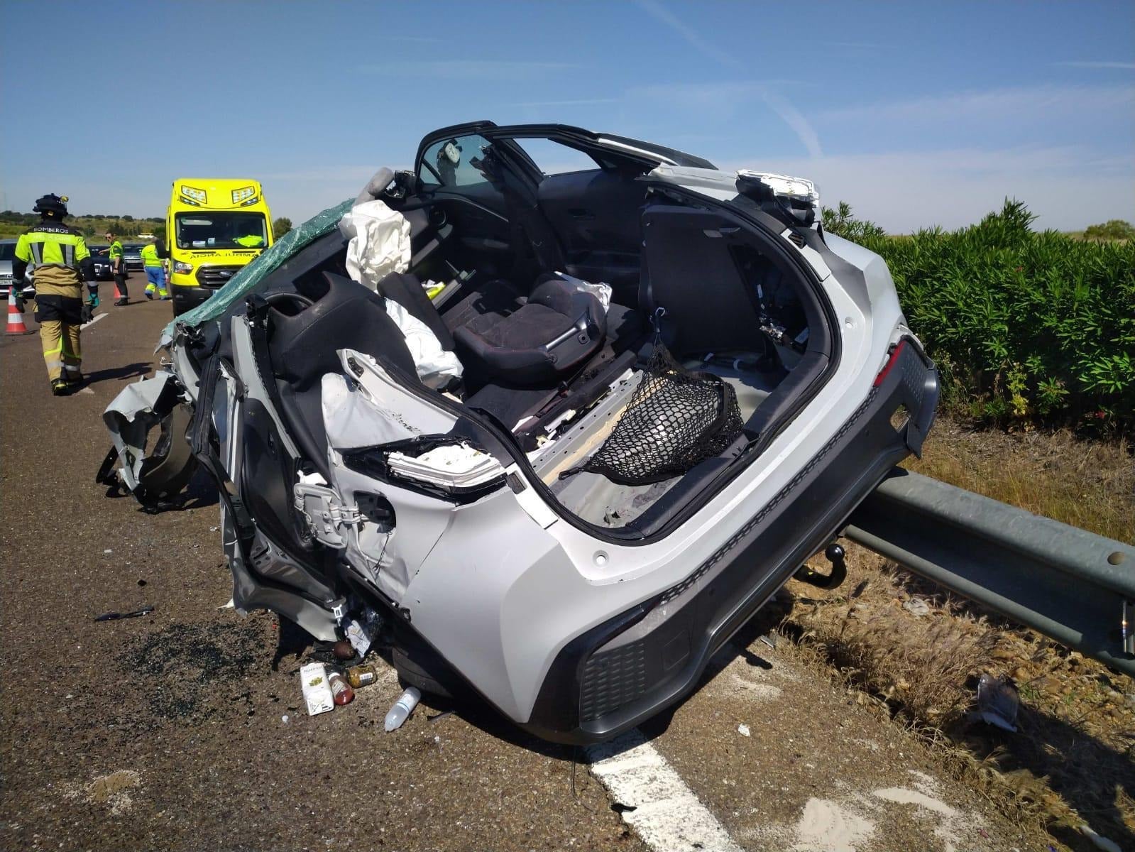 Fotos | Así ha quedado el vehículo accidentado en la A-5