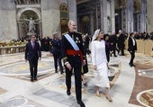 La reina Letizia, vestida por un extremeño en la misa inaugural del pontificado de León XIV
