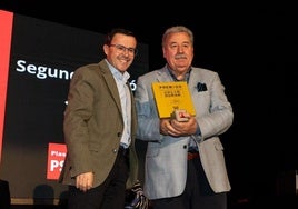 Miguel Ángel Gallardo, tras entregar el Premio Julio Alcalde Julio Durán a Jiménez Carrero.