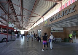 Usuarios en la estación de autobuses de Badajoz.