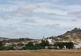 Tren de mercancías pasando por la estación de Burguillos del Cerro.