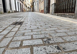 Varias calles de Badajoz aún tienen restos de cera de la Semana Santa