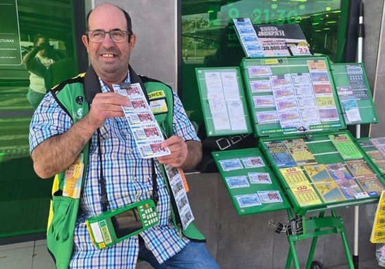 Juan Manuel Solís vende cupones a las puertas de Mercadona, en el parque comercial La Heredad.