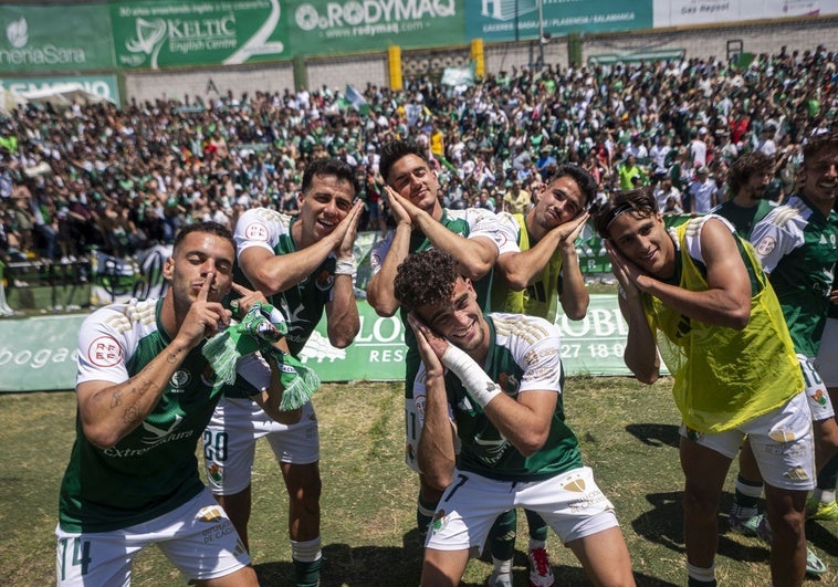 Los jugadores del Cacereño celebran con el gesto de seguir disfrutando del sueño del ascenso junto a sus aficionados.